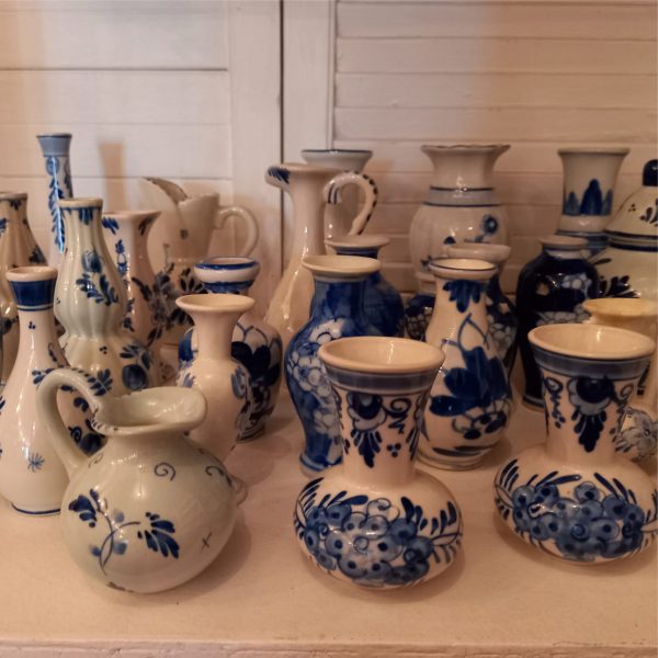 My Pretty Vintage, Wedding Stylists, Event Planners, Floral & Décor Hire, located in Paarl. 1000’S of pieces Blue White Ming Delft Mix Vases Small H12cm