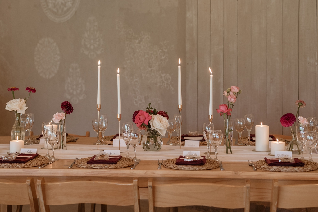 My Pretty Vintage in Paarl, Wedding Event Planners also offers beautiful Wedding Décor Hire. Minimalist Reception Guest Table Seating with Candles, Roses, Dahlias, scented Stock flowers Burgandy Purple Cream Blush.